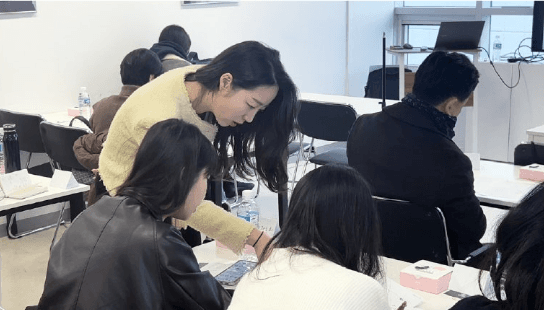 후배 공인중개사 교육 현장에서 설명하는 김애란 대표